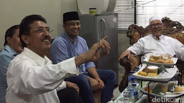 Anies menghadiri acara tasyakuran relawan di Pasar Minggu, Jaksel.