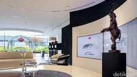 Diler ini diklaim sebagai showroom Bugatti terbesar di dunia. Ruang pamer Al Habtoor Motors memiliki luas 240 meter persegi. Foto: Bugatti