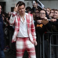 Tapi cemoohan netizen maupun media tak membuat Harry pantang mundur berdandan fancy. Ia berhasil membuktikan tak ada yang salah dalam fashion, dan kini Harry pun jadi salah satu ikon mode pria. Foto: Getty Images