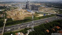 Beberapa tower Orange Country juga telah berdiri dan terlihat berada tepat disisi jalan tol Jakarta-Cikampek.