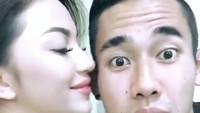 Mesra banget kan Ariel dengan Ryuji? (Foto: instagram ariel tatum)