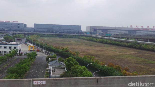 Bandara Internasional Shanghai Hongqiao bersebelahan dengan Stasiun Kereta Cepat Shanghai Hongqiao)