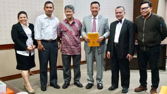 Cerita Menpora Berbagi Waktu Kuliah dan Tugas Negara
