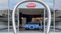 Pelanggan bakal memasuki gedung melalui pintu masuk ciri khas Bugatti dengan sepatu kudanya. Foto: Bugatti