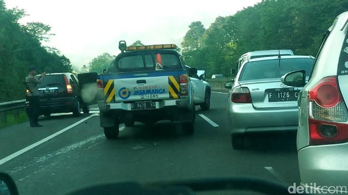 Mobil SUV Kecelakaan di KM 111 Tol Cipularang Arah Bandung