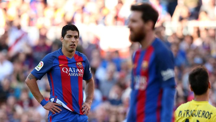Soccer Football - Barcelona v Villarreal - Spanish La Liga Santander - Camp Nou stadium, Barcelona, Spain - 6/05/2017. Barcelonas Luis Suarez looks to Lionel Messi. REUTERS/Albert Gea