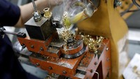 Pekerja saat membuat perhiasan berupa cincin. REUTERS/Umit Bektas.