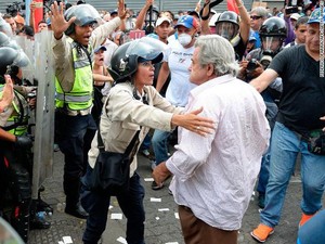 Para Lansia Bentrok dengan Polisi Saat Demo di Venezuela