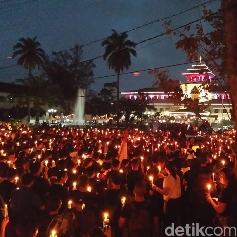 Prihatin Kondisi Indonesia, Warga Bandung Nyalakan Lilin di Depan Gedung Sate Prihatin Kondisi Indonesia, Warga Bandung Nyalakan Lilin di Depan Gedung Sate