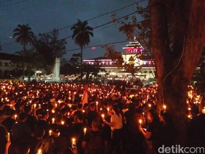 Aksi Lilin untuk Indonesia di Bandung Berlangsung Damai