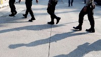 Namun, dirinya mengatakan bahwa kenaikan gaji secara signifikan dirasa belum tepat di masa pandemi saat ini. Kendati demikian, Santoso menegaskan bahwa kesejahteraan anggota Polri perlu diperhatikan oleh negara. Hal ini mengingat bahwa tugas yang diemban korps Bhayangkara itu menjadi garda terdepan dalam menjaga keamanan dan ketertiban masyarakat. Grandyos Zafna/detikcom
