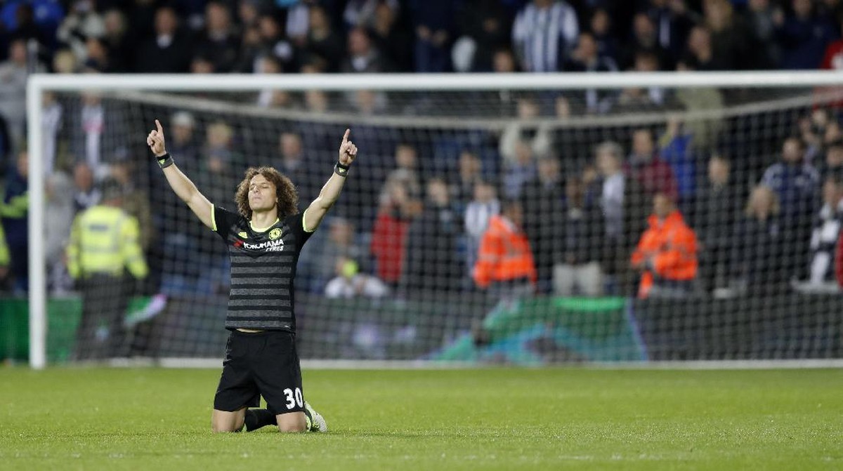 David Luiz merayakan keberhasilan Chelsea menjuarai Premier League (Foto: Action Images via Reuters / Carl Recine)