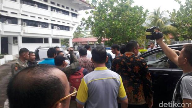 Massa menolak kedatangan Fahri Hamzah di Manado.