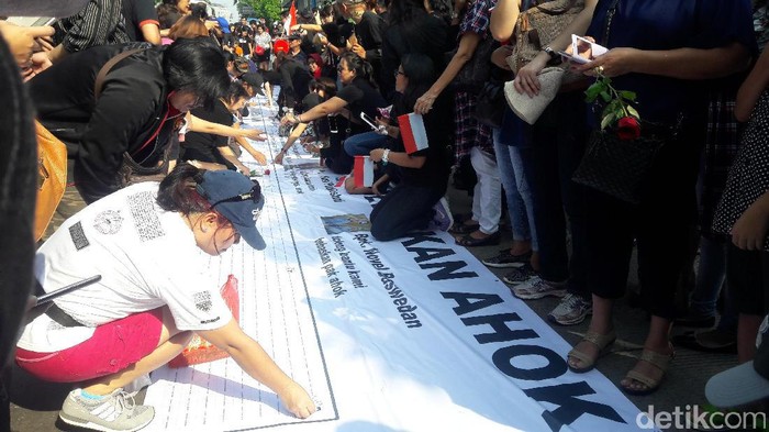 Massa Pro-Ahok Bubarkan Diri Setelah Baca Sumpah Rakyat Indonesia