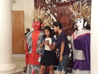 Wisata Balai Kota Kembali Menggeliat, Warga Asyik Berfoto