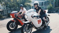 Ananda Omesh dan Dian Ayu memang mempunyai hobi mengendarai motor gede. (Dok. Instagram/dianayulestari)