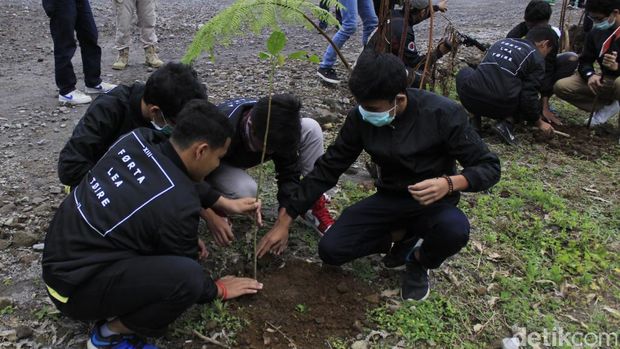 Sayang Bumi! Liburan Sambil Ramai-ramai Menanam Pohon di Bandung