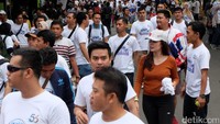 Karyawan dan nasabah melakukan gerak jalan dalam rangka memeriahkan HUT ke-56 BJB.