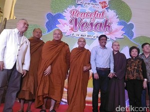 Hadiri Perayaan Waisak, Djarot Minta Masyarakat Doakan Ahok