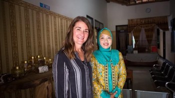 Bersama seorang bidan asal Indonesia yang dianggap Melinda pahlawan karena bekerja di daerah perbatasan. Foto: Bill & Melinda Gates Foundation