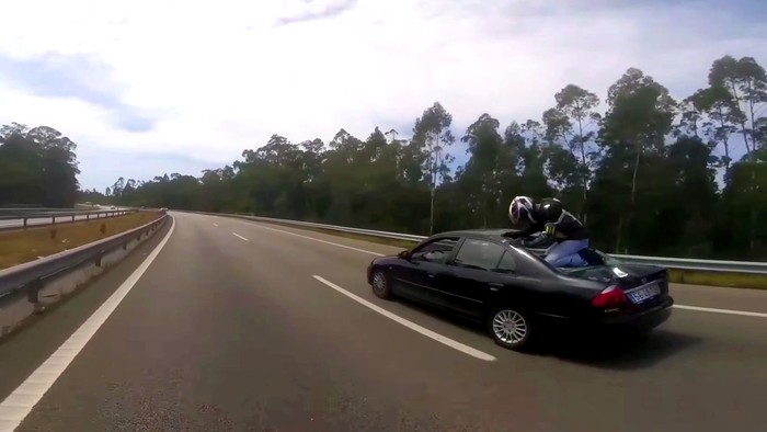 Moge Kecelakaan, si Pengendara Melompat ke Atas Mobil