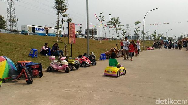 Pagar belum terpasang penuh untuk lindungi rumput dari injakan pengunjung RPTRA Kalijodo