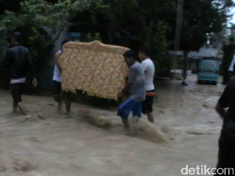 Ratusan Rumah di Kendari Terendam Banjir 1 Meter, Warga Kalang Kabut