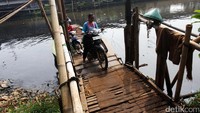 Beberapa pengendara sepeda motor turun dari perahu eretan.