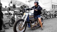 Selamat ya Omesh! Sekarang punya teman untuk bongkar-bongkar mesin motor koleksinya nih. (Dok. Instagram/omeshomesh)