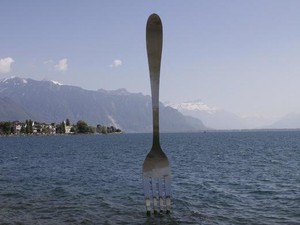 Garpu Terbesar Sedunia Tertancap di Danau Swiss