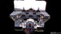 Foto: Kala azan magrib berkumandang, lampu yang dipasang di payung menyala. Warnanya berubah setiap saat. Hal ini menambah kesan keindahan masjid (Agus Setyadi/detikTravel)