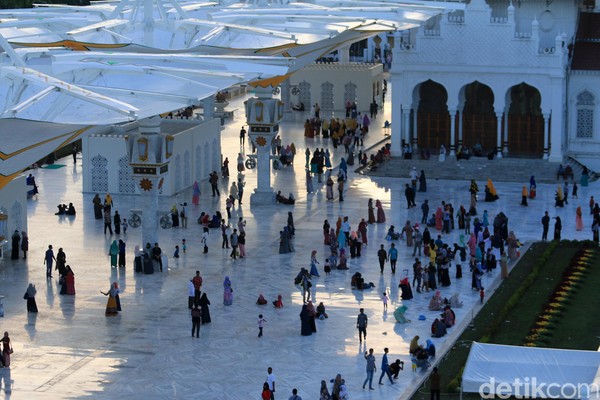 Foto: Menjelang sore hari, wisatawan yang berkunjung ke masjid semakin ramai. Untuk masuk ke lokasi bawah payung atau pun marmer, pengunjung harus menanggalkan alas kaki (Agus Setyadi/detikTravel) Foto: Menjelang sore hari, wisatawan yang berkunjung ke masjid semakin ramai. Untuk masuk ke lokasi bawah payung atau pun marmer, pengunjung harus menanggalkan alas kaki (Agus Setyadi/detikTravel)