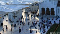Foto: Menjelang sore hari, wisatawan yang berkunjung ke masjid semakin ramai. Untuk masuk ke lokasi bawah payung atau pun marmer, pengunjung harus menanggalkan alas kaki (Agus Setyadi/detikTravel)