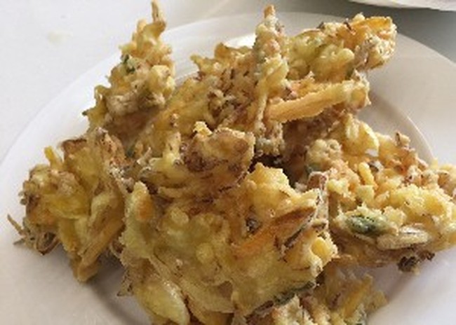 Siang Ini Enaknya Ngemil Bakwan Hingga Tempe Goreng