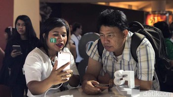 Oppo F3 sendiri dijual seharga Rp 4,399 juta. Foto: afr/detikINET