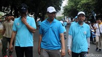 Direktur Utama Bank BJB Ahmad Irfan bersama jajaran direksi mengikuti gerak jalan.