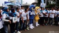 Karyawan berfoto dengan tokoh komik saat Family Fun Walk HUT ke-56 BJB.