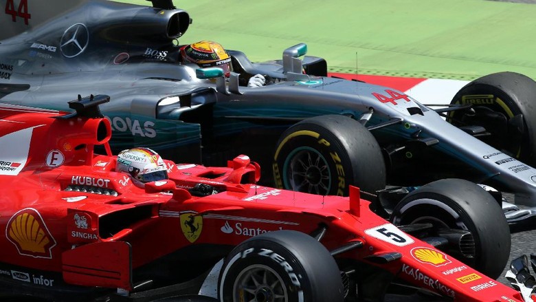 Hamilton Finis di Depan Vettel Usai Duel Sengit Hamilton Finis di Depan Vettel Usai Duel Sengit