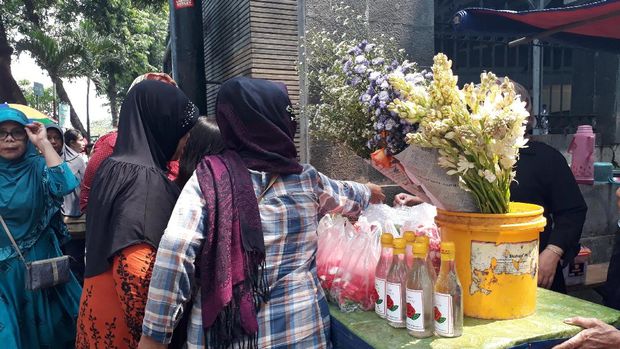 Pedagang di TPU Karet Pasar Baru Barat