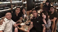 Adjie Pangestu pun sering mengajak Novita saat berkumpul bersama sahabat-sahabatnya. (Dok. Instagram/adjiepangestu)