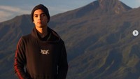 Atau mungkin fotonya saat ia jadi anak gunung seperti sang adik, El Rumi. (Dok. Instagram/alghazali7)