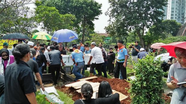 Jenazah Anthina tiba di TPU Menteng Pulo