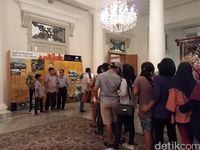 Wisata Balai Kota Kembali Menggeliat, Warga Asyik Berfoto