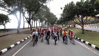 Gowes Pesona Nusantara melibatkan masyarakat umum dan komunitas olahraga dan berlangsung sangat meriah dan penuh kegembiraan. Nantinya para peserta akan estafet dari kota Sabang ke Banda Aceh hingga Magelang. Pool/Kemenpora.