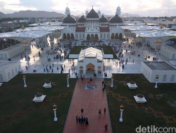 Foto: Setelah meminta izin pada seorang petugas, para wartawan diizinkan naik ke menara dengan syarat harus berhati-hati. Pasalnya, objek wisata menara ini sudah lama ditutup untuk umum. Begini pemandangan masjid dari atas menara (Agus Setyadi/detikTravel) Foto: Setelah meminta izin pada seorang petugas, para wartawan diizinkan naik ke menara dengan syarat harus berhati-hati. Pasalnya, objek wisata menara ini sudah lama ditutup untuk umum. Begini pemandangan masjid dari atas menara (Agus Setyadi/detikTravel)