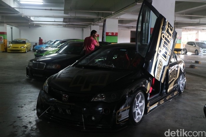 Puluhan Mobil Modifikasi Ramaikan Makassar