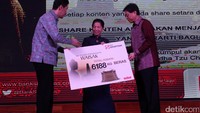 Direktur Bank Sinarmas Hanafie Mimawan (kanan) didampingi Group Head Sales & Distribution Bank Sinarmas (kiri) Miko Andidjaja menyerahkan secara simbolis 6.188 kg beras kepada Ketua Yayasa Buddha Tzu Chi Indonesia  Liu Su Mei.