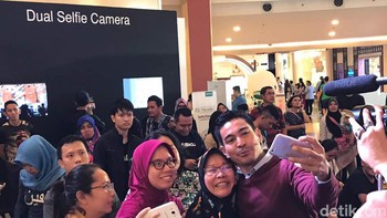 Robby mengajak group selfie bersama ibu-ibu yang hadir. Foto: afr/detikINET