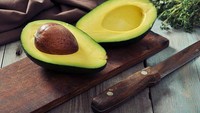 Alpukat - Alpukat kaya akan lemak jenuh tunggal yang merangsang kinerja otak. Kandungan lemak sehat ini bisa melindungi kemunduran daya ingat. Konsumsi segar sebagai salad atau smoothies tanpa gula. Foto: iStock