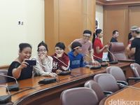 Wisata Balai Kota Kembali Menggeliat, Warga Asyik Berfoto